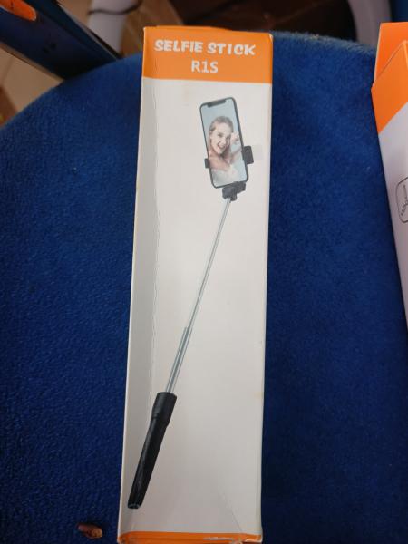 CANNE À SELFI R1S